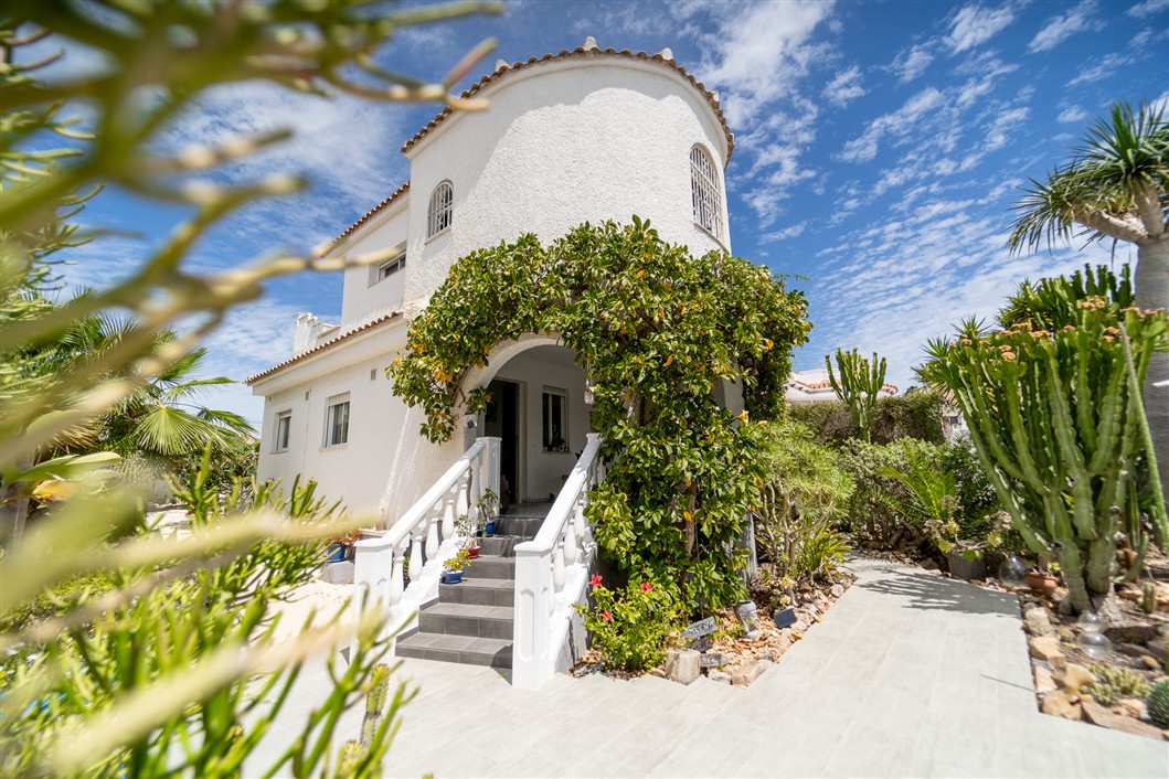 EKSKLUSIV RENOVERT VILLA MED BASSENG OG UTSIKT I LA SIESTA, TORREVIEJA