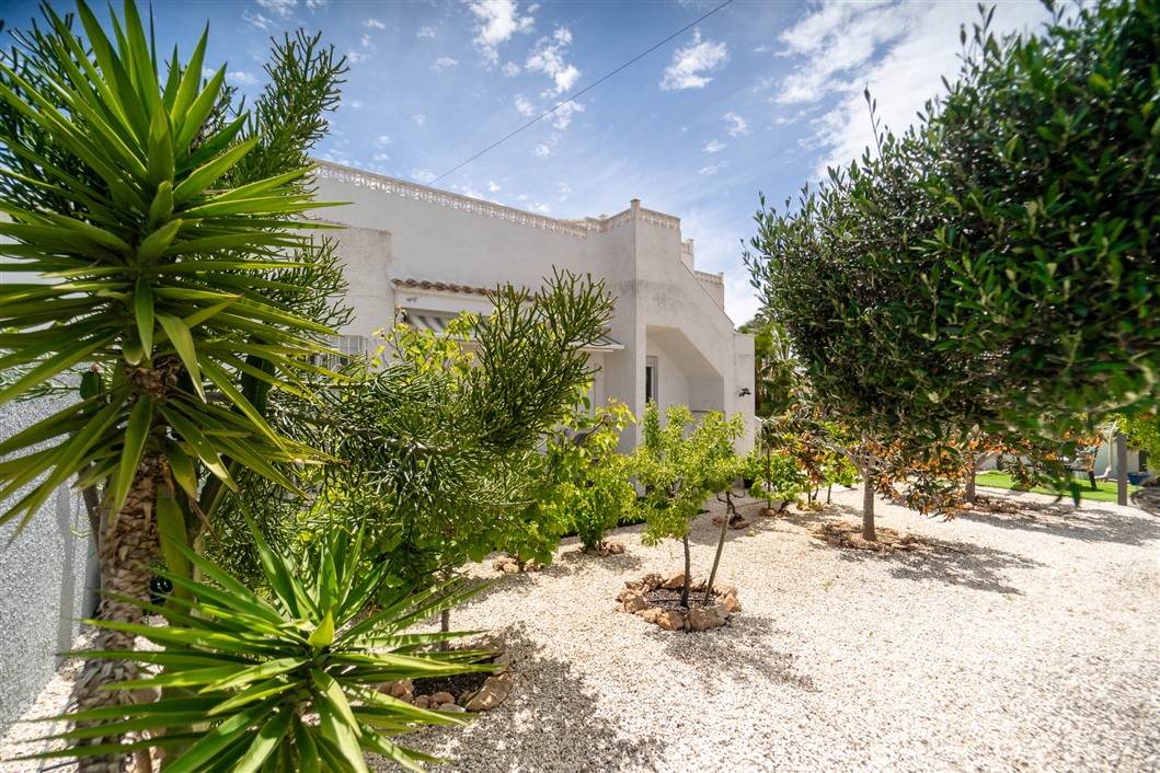 EKSKLUSIV RENOVERT VILLA MED BASSENG OG UTSIKT I LA SIESTA, TORREVIEJA