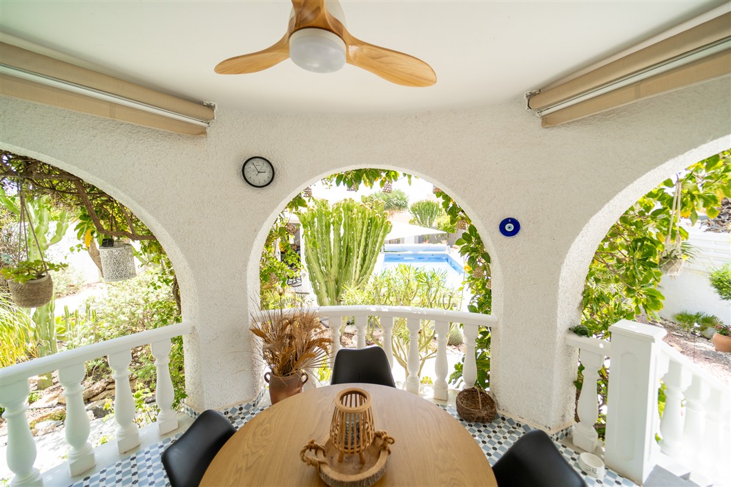 EKSKLUSIV RENOVERT VILLA MED BASSENG OG UTSIKT I LA SIESTA, TORREVIEJA