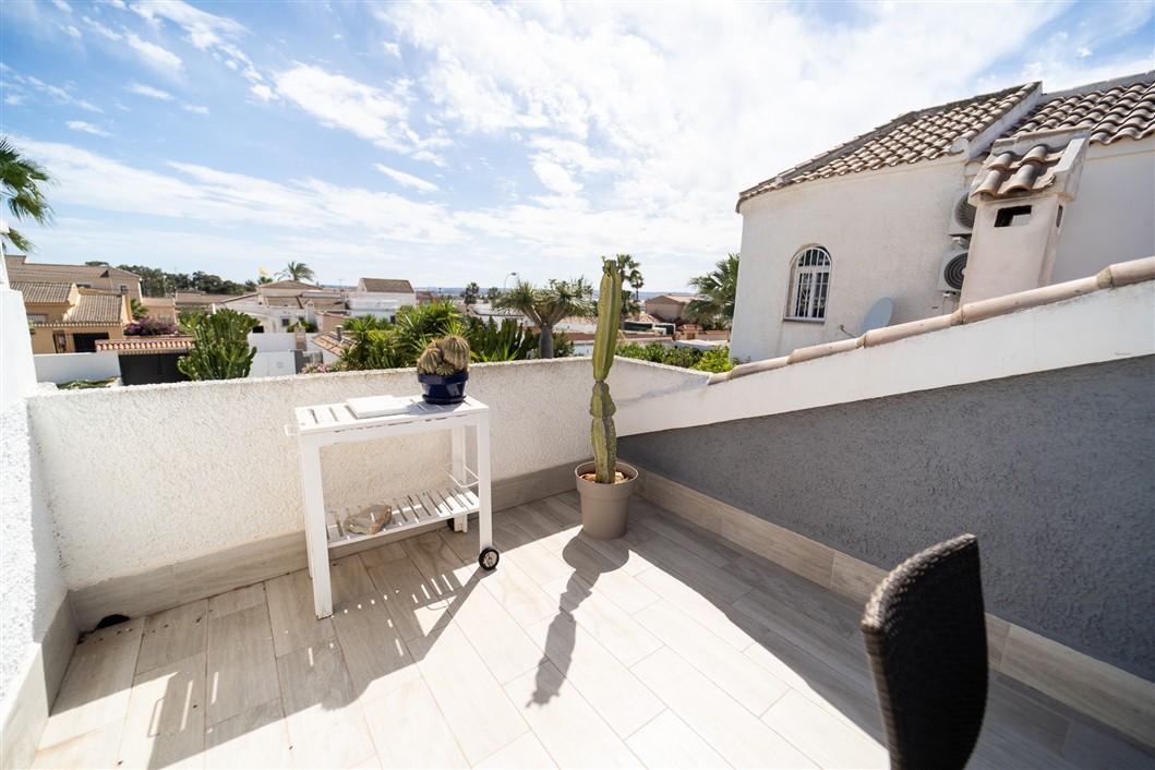 EKSKLUSIV RENOVERT VILLA MED BASSENG OG UTSIKT I LA SIESTA, TORREVIEJA