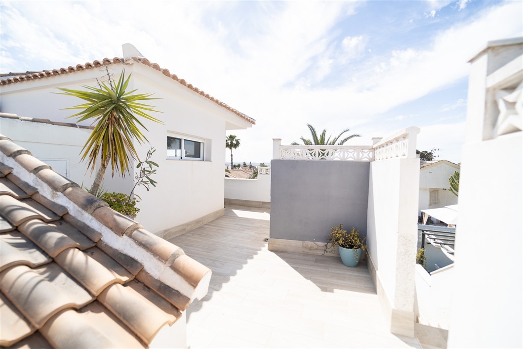 EKSKLUSIV RENOVERT VILLA MED BASSENG OG UTSIKT I LA SIESTA, TORREVIEJA