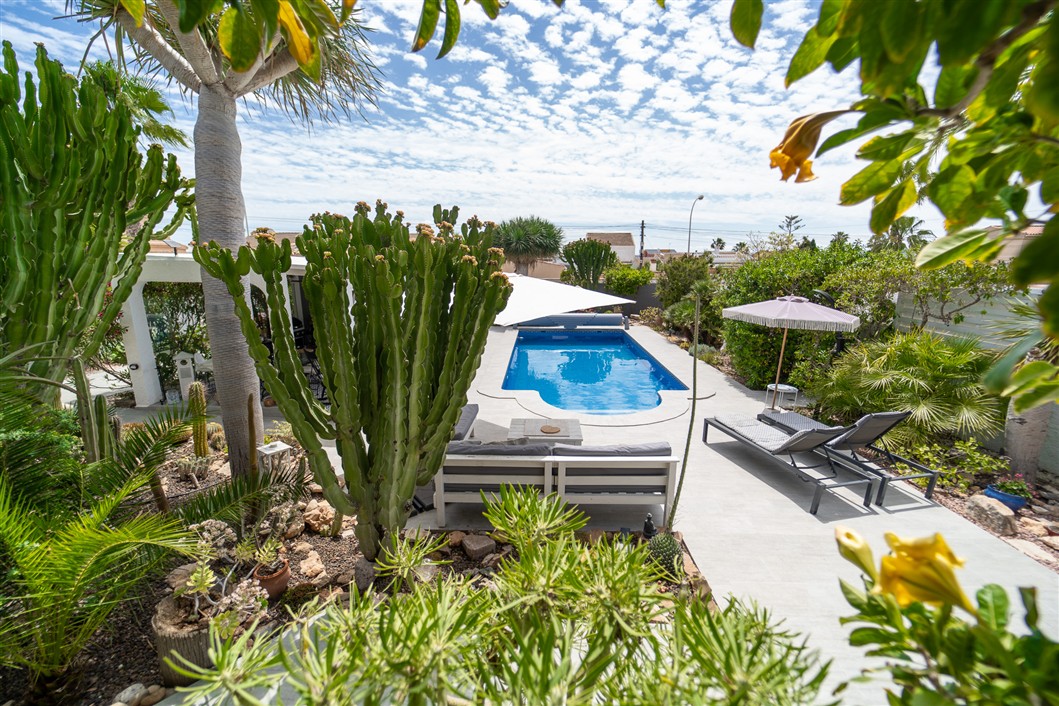 EKSKLUSIV RENOVERT VILLA MED BASSENG OG UTSIKT I LA SIESTA, TORREVIEJA