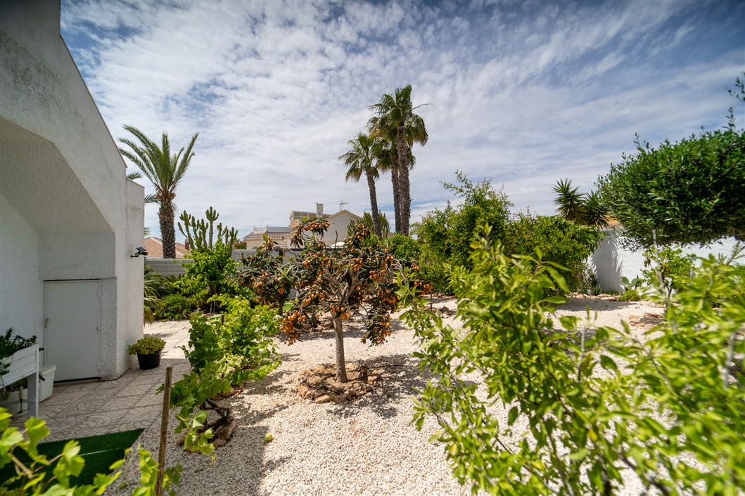 EKSKLUSIV RENOVERT VILLA MED BASSENG OG UTSIKT I LA SIESTA, TORREVIEJA