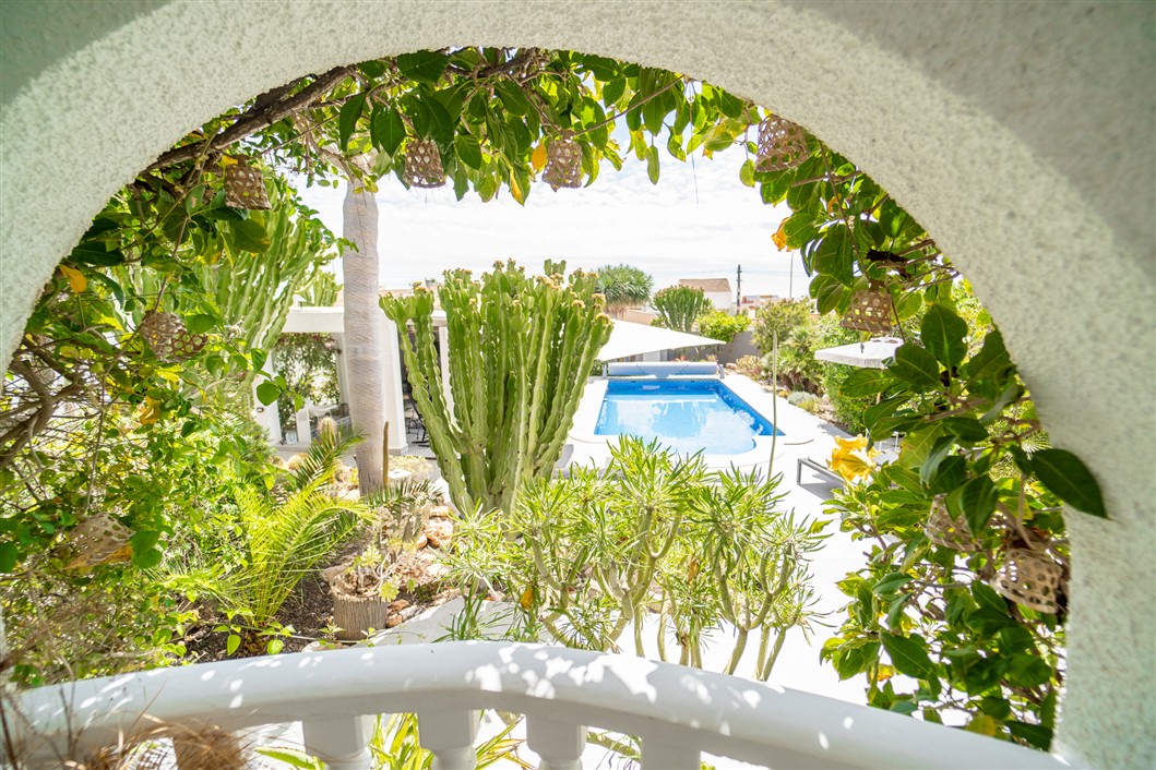 EKSKLUSIV RENOVERT VILLA MED BASSENG OG UTSIKT I LA SIESTA, TORREVIEJA