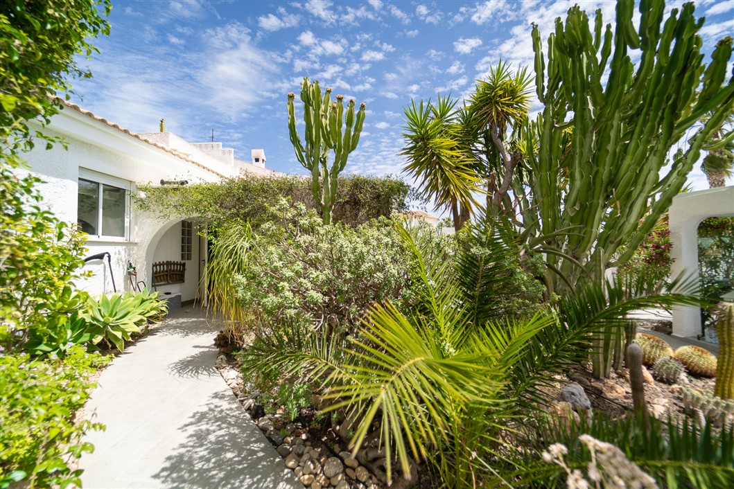 EKSKLUSIV RENOVERT VILLA MED BASSENG OG UTSIKT I LA SIESTA, TORREVIEJA