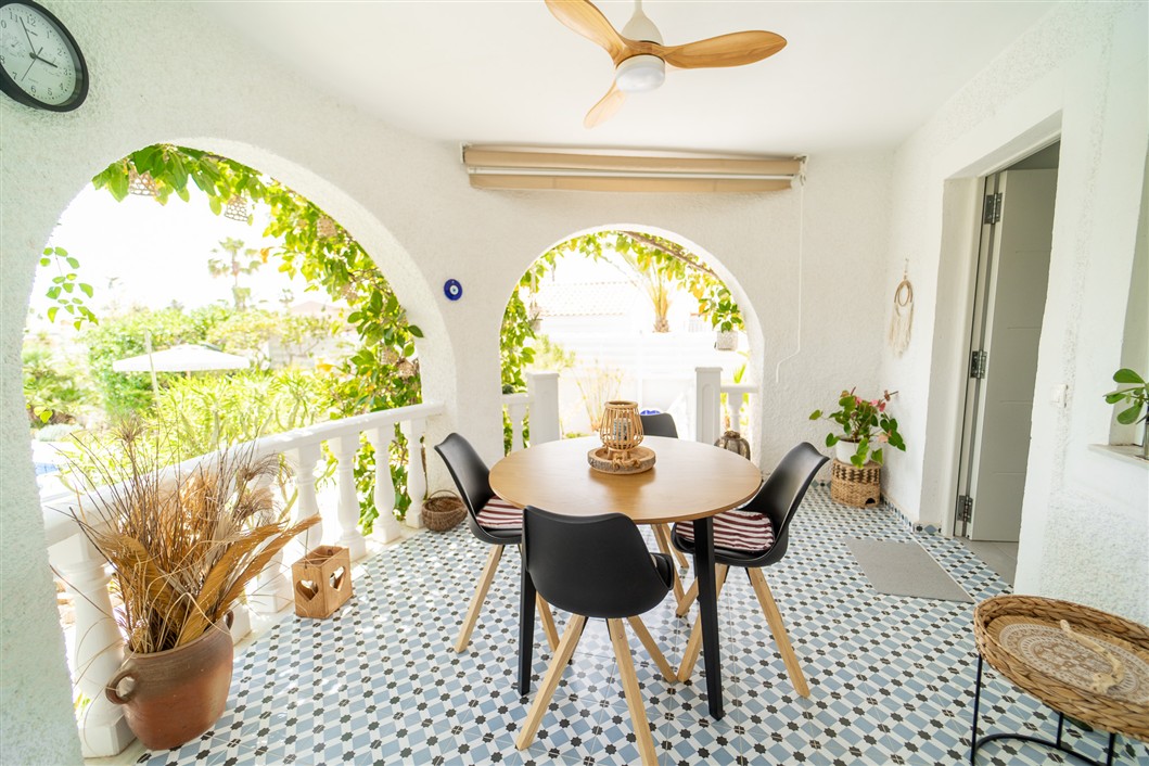 EKSKLUSIV RENOVERT VILLA MED BASSENG OG UTSIKT I LA SIESTA, TORREVIEJA