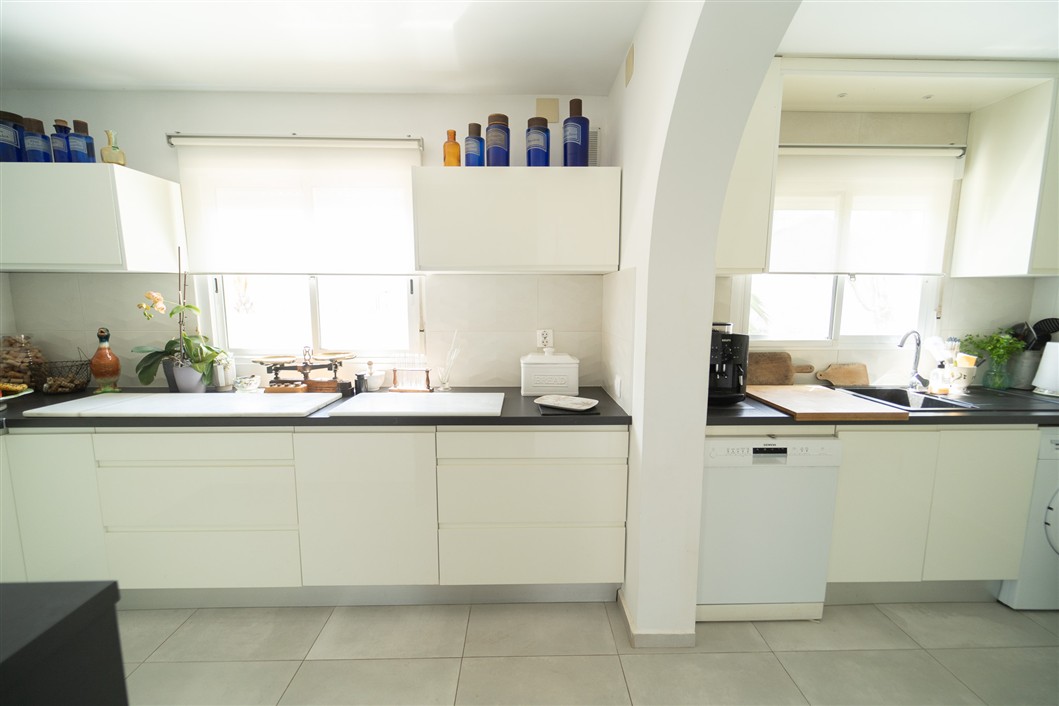 EKSKLUSIV RENOVERT VILLA MED BASSENG OG UTSIKT I LA SIESTA, TORREVIEJA