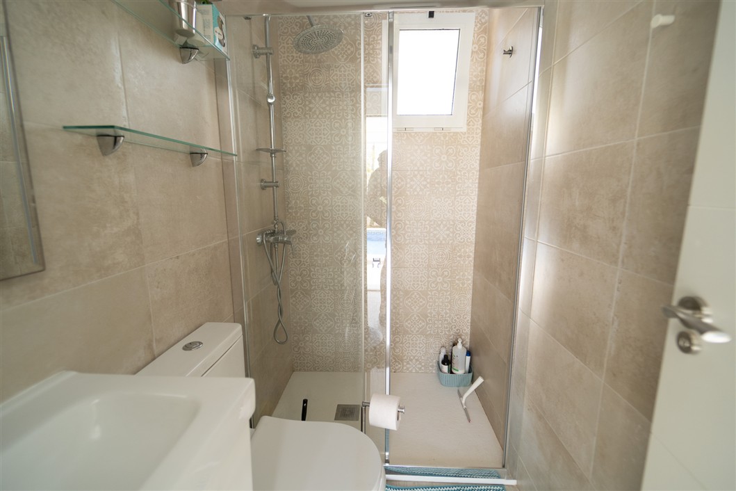 EKSKLUSIV RENOVERT VILLA MED BASSENG OG UTSIKT I LA SIESTA, TORREVIEJA