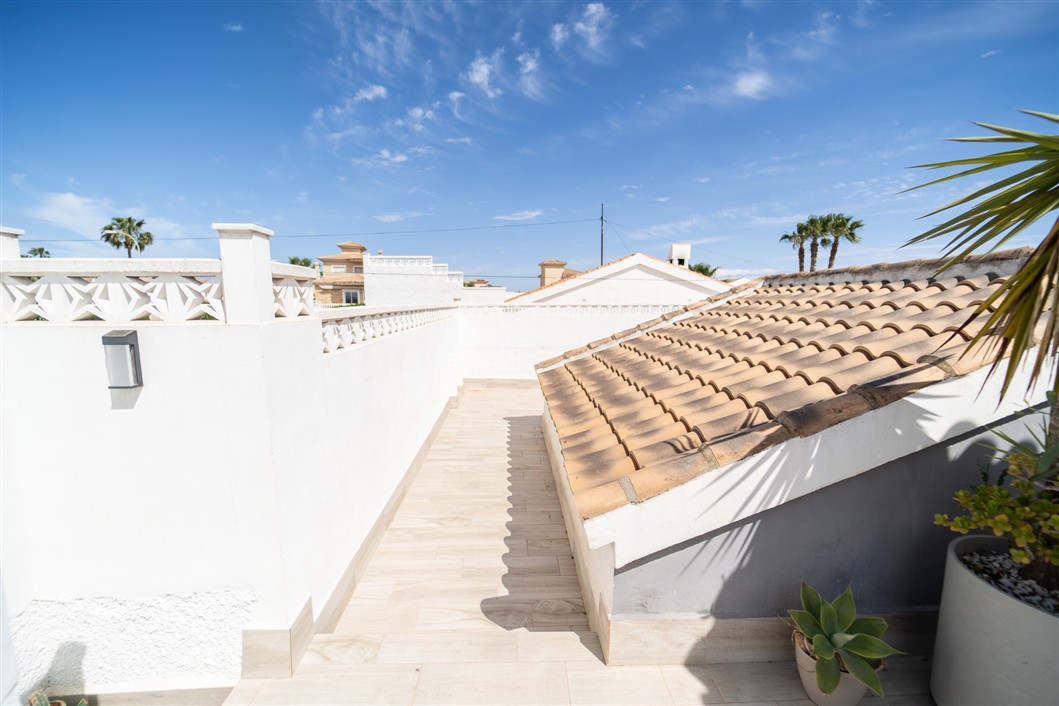 EKSKLUSIV RENOVERT VILLA MED BASSENG OG UTSIKT I LA SIESTA, TORREVIEJA