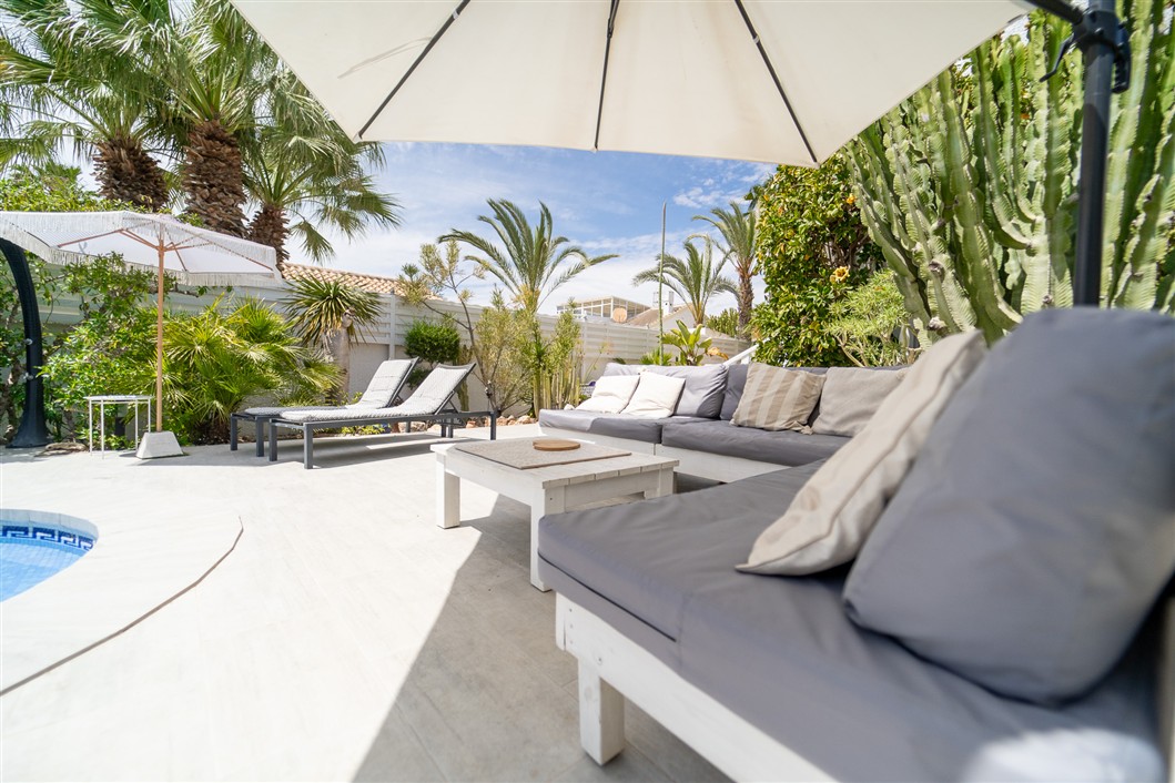 EKSKLUSIV RENOVERT VILLA MED BASSENG OG UTSIKT I LA SIESTA, TORREVIEJA