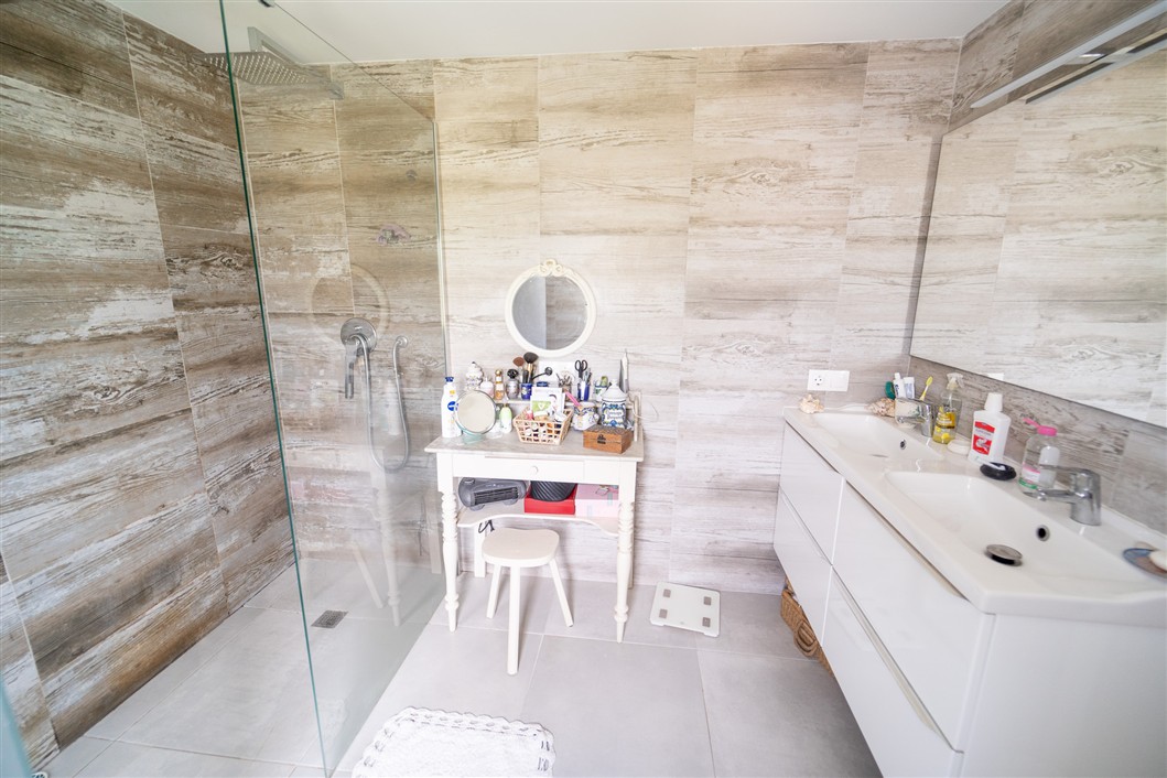 EKSKLUSIV RENOVERT VILLA MED BASSENG OG UTSIKT I LA SIESTA, TORREVIEJA