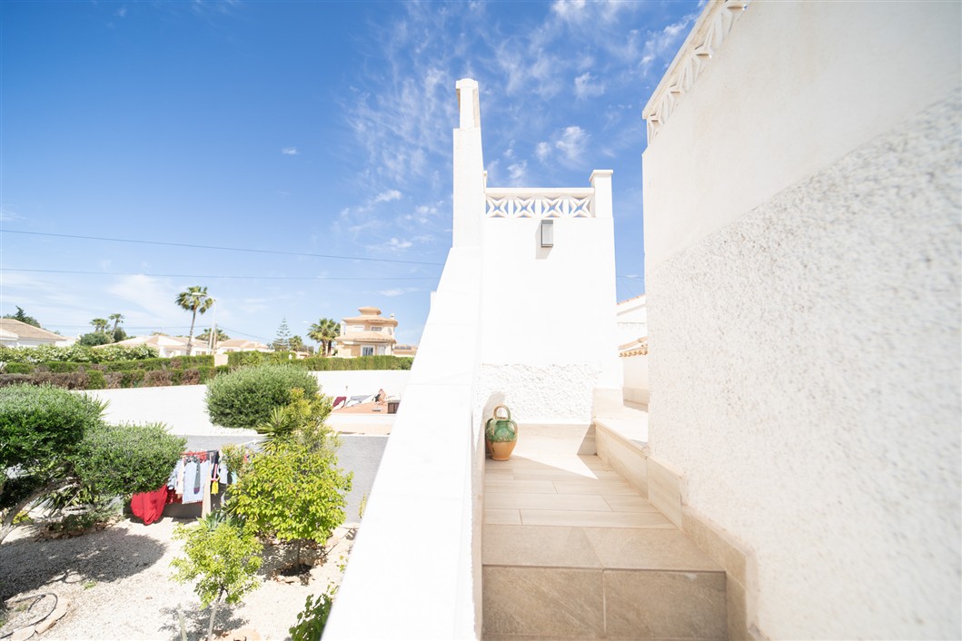 EKSKLUSIV RENOVERT VILLA MED BASSENG OG UTSIKT I LA SIESTA, TORREVIEJA