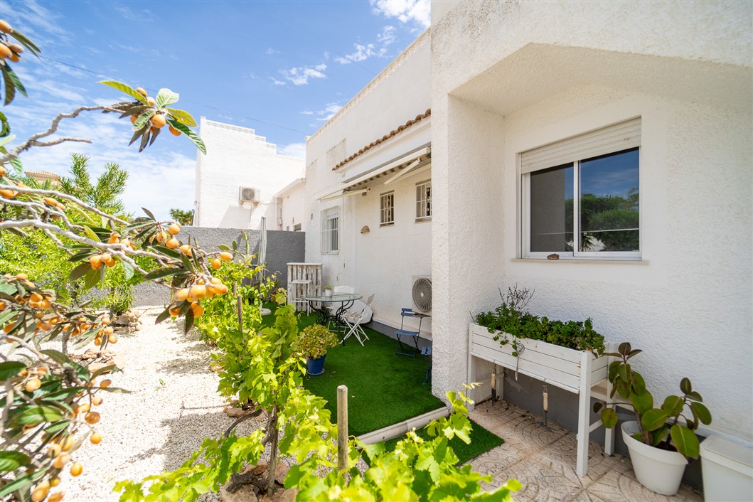 EKSKLUSIV RENOVERT VILLA MED BASSENG OG UTSIKT I LA SIESTA, TORREVIEJA