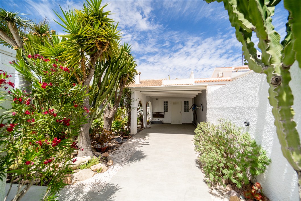 EKSKLUSIV RENOVERT VILLA MED BASSENG OG UTSIKT I LA SIESTA, TORREVIEJA