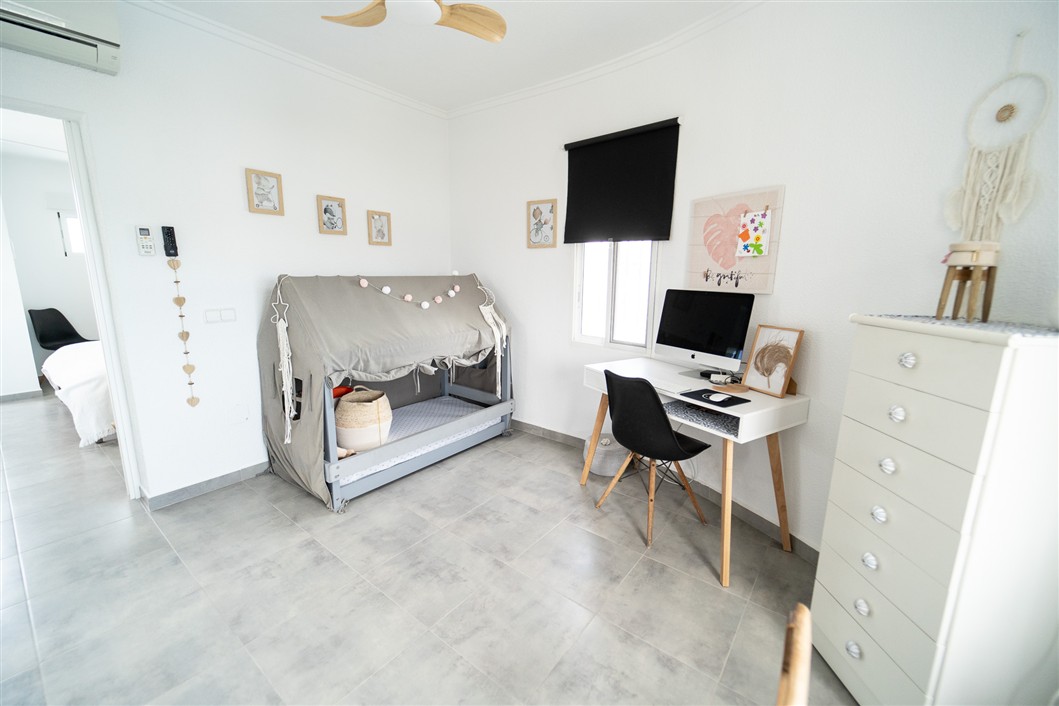 EKSKLUSIV RENOVERT VILLA MED BASSENG OG UTSIKT I LA SIESTA, TORREVIEJA