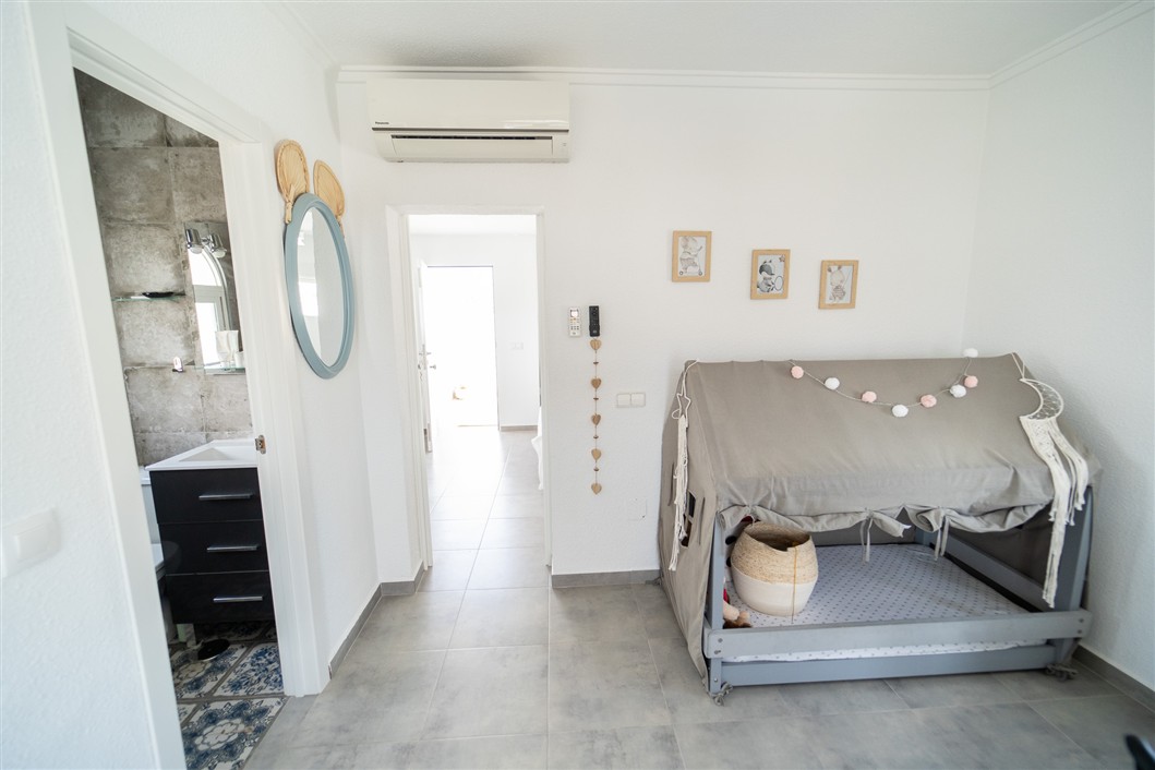 EKSKLUSIV RENOVERT VILLA MED BASSENG OG UTSIKT I LA SIESTA, TORREVIEJA