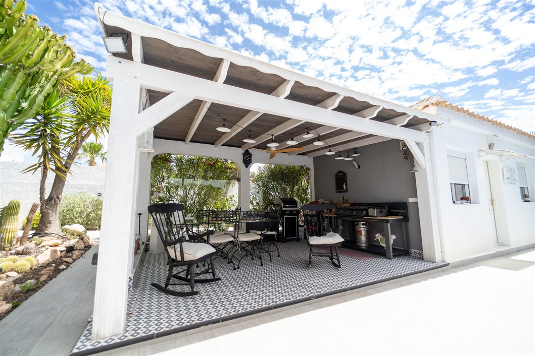 EKSKLUSIV RENOVERT VILLA MED BASSENG OG UTSIKT I LA SIESTA, TORREVIEJA