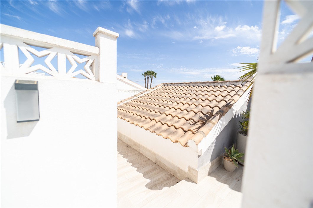 EKSKLUSIV RENOVERT VILLA MED BASSENG OG UTSIKT I LA SIESTA, TORREVIEJA