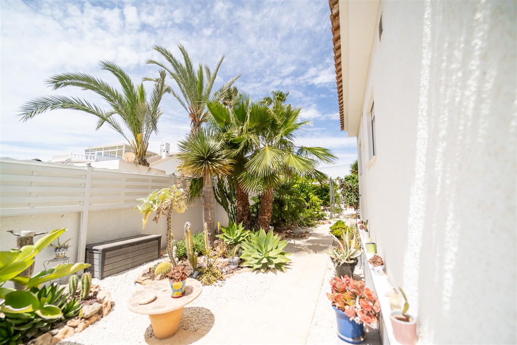 EKSKLUSIV RENOVERT VILLA MED BASSENG OG UTSIKT I LA SIESTA, TORREVIEJA