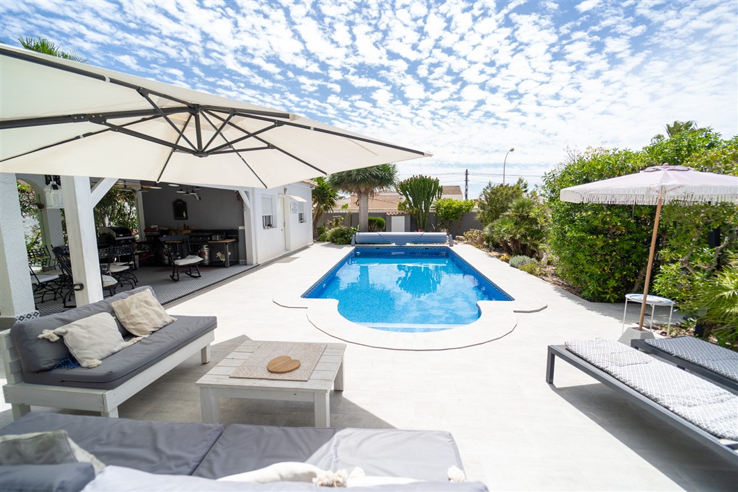 EKSKLUSIV RENOVERT VILLA MED BASSENG OG UTSIKT I LA SIESTA, TORREVIEJA