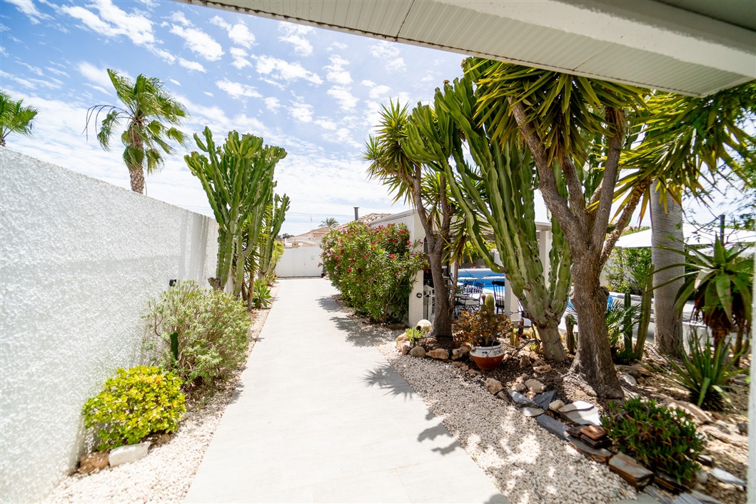 EKSKLUSIV RENOVERT VILLA MED BASSENG OG UTSIKT I LA SIESTA, TORREVIEJA