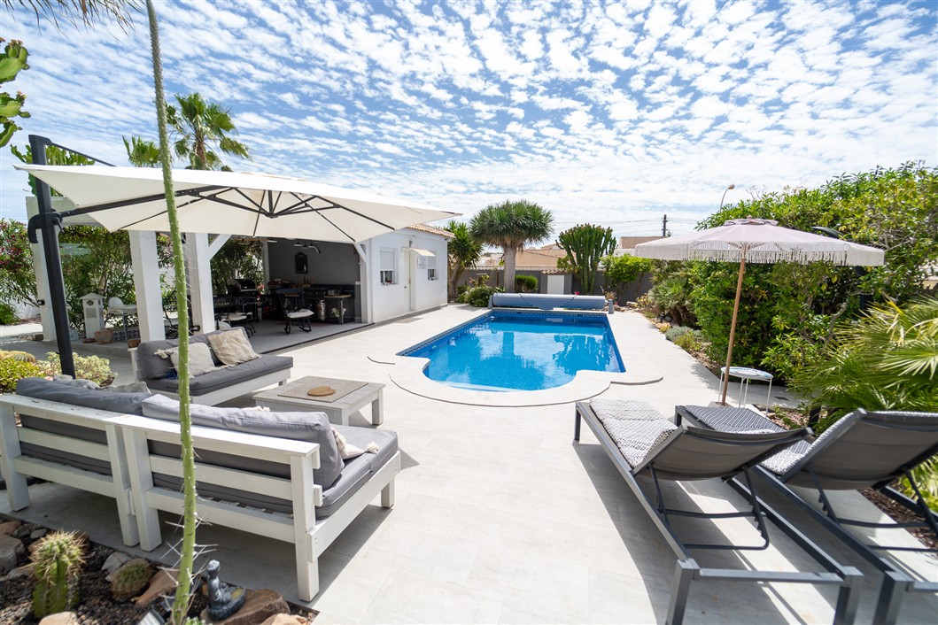 EKSKLUSIV RENOVERT VILLA MED BASSENG OG UTSIKT I LA SIESTA, TORREVIEJA