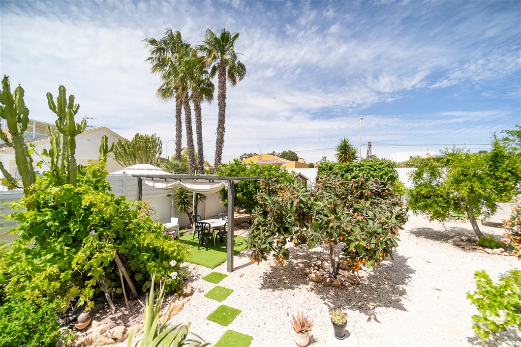 EKSKLUSIV RENOVERT VILLA MED BASSENG OG UTSIKT I LA SIESTA, TORREVIEJA