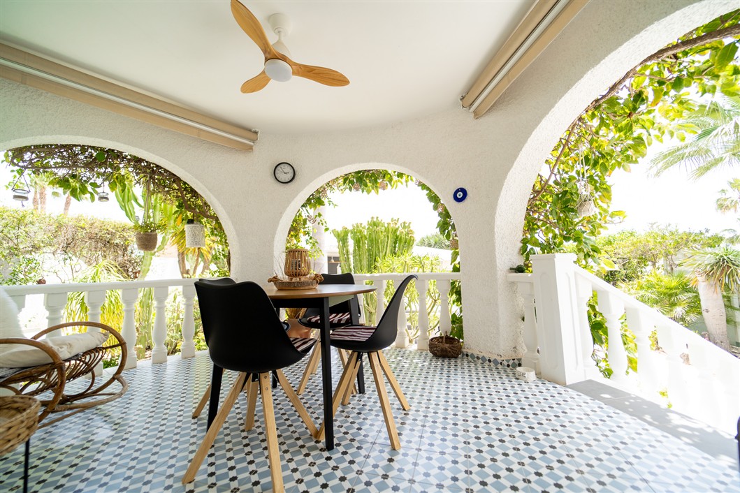 EKSKLUSIV RENOVERT VILLA MED BASSENG OG UTSIKT I LA SIESTA, TORREVIEJA