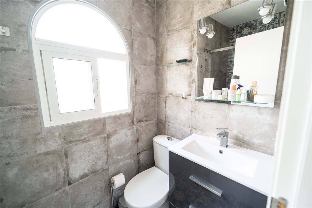 EKSKLUSIV RENOVERT VILLA MED BASSENG OG UTSIKT I LA SIESTA, TORREVIEJA