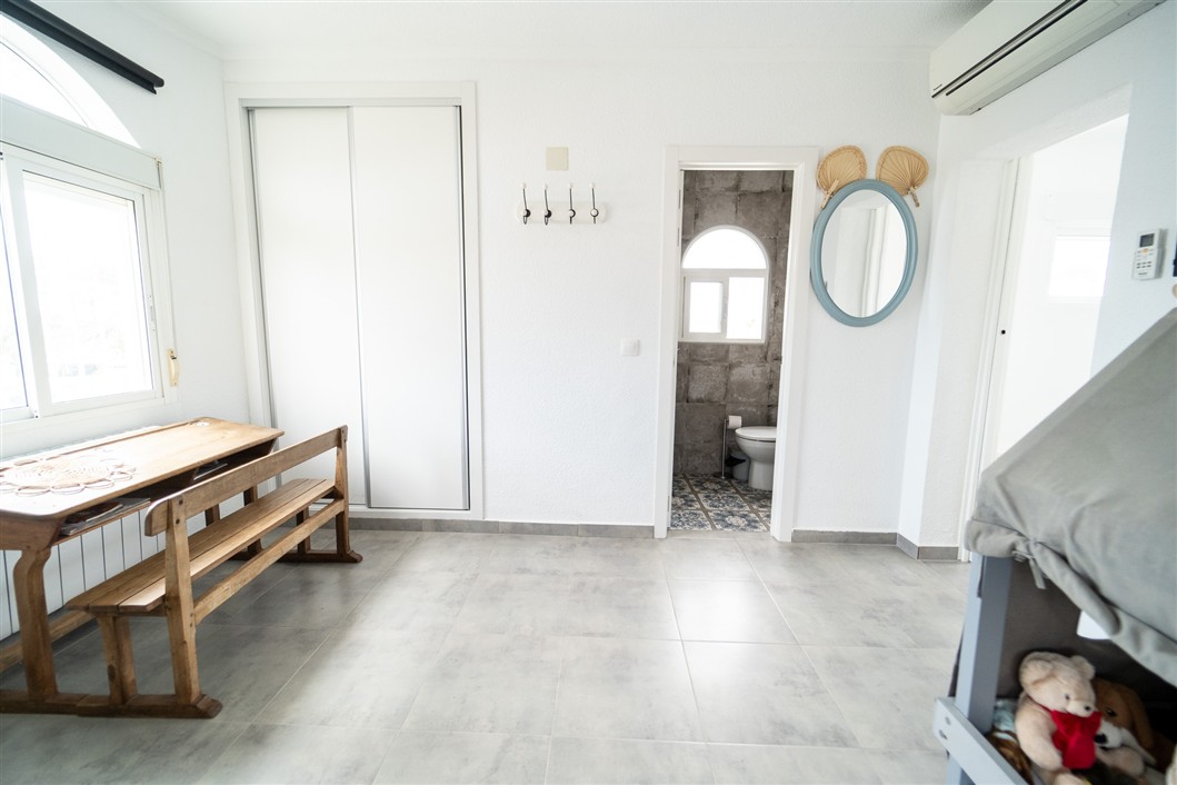 EKSKLUSIV RENOVERT VILLA MED BASSENG OG UTSIKT I LA SIESTA, TORREVIEJA