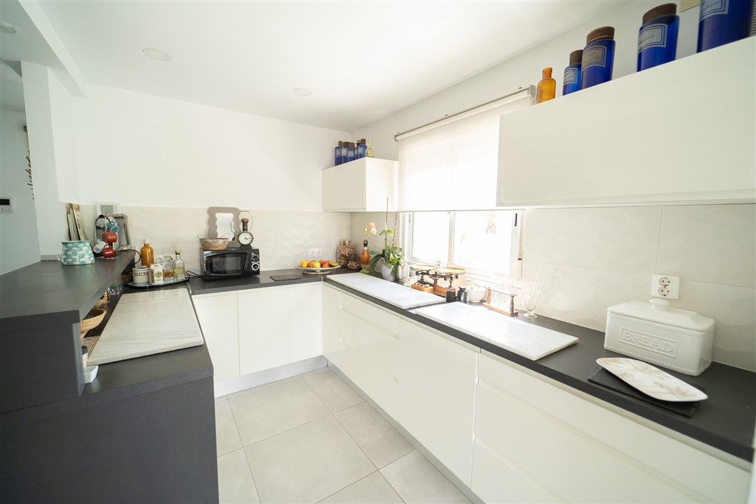 EKSKLUSIV RENOVERT VILLA MED BASSENG OG UTSIKT I LA SIESTA, TORREVIEJA