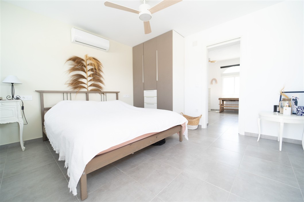 EKSKLUSIV RENOVERT VILLA MED BASSENG OG UTSIKT I LA SIESTA, TORREVIEJA