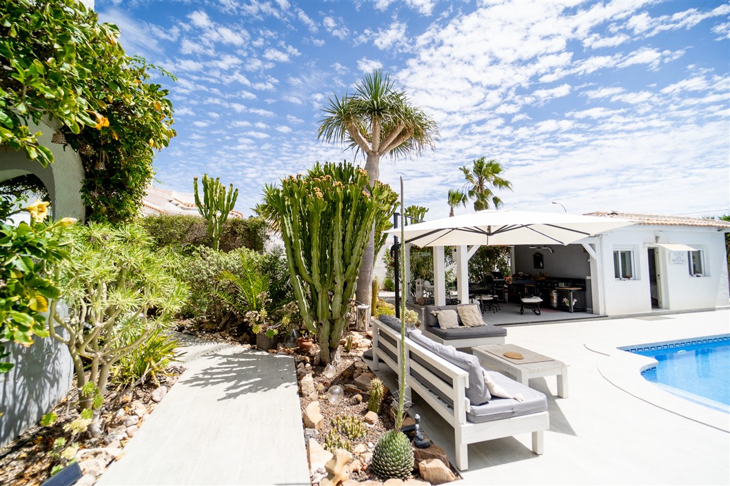 EKSKLUSIV RENOVERT VILLA MED BASSENG OG UTSIKT I LA SIESTA, TORREVIEJA