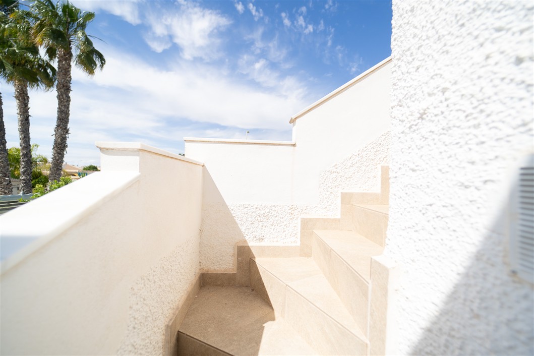 EKSKLUSIV RENOVERT VILLA MED BASSENG OG UTSIKT I LA SIESTA, TORREVIEJA