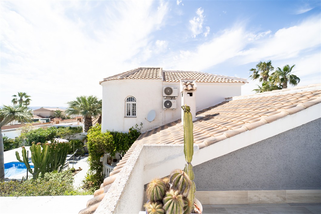 EKSKLUSIV RENOVERT VILLA MED BASSENG OG UTSIKT I LA SIESTA, TORREVIEJA