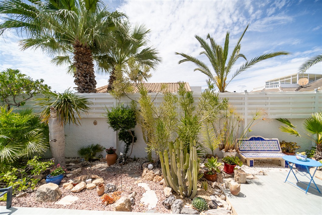 EKSKLUSIV RENOVERT VILLA MED BASSENG OG UTSIKT I LA SIESTA, TORREVIEJA