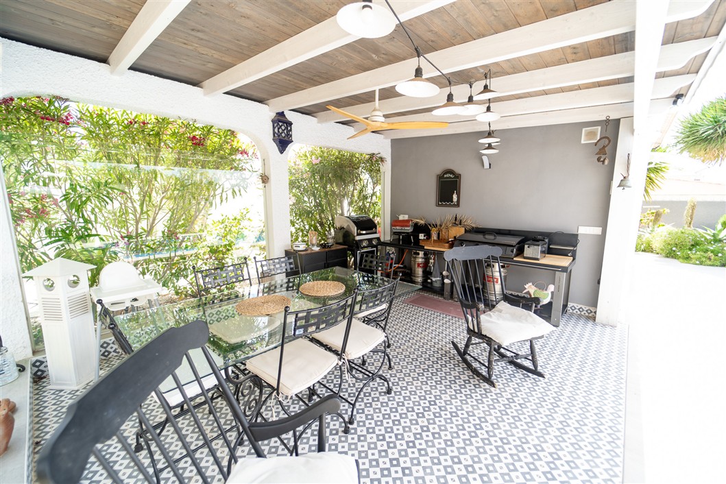 EKSKLUSIV RENOVERT VILLA MED BASSENG OG UTSIKT I LA SIESTA, TORREVIEJA