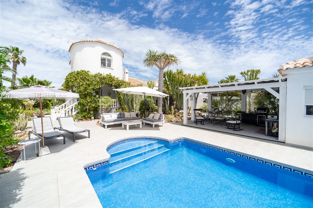 EKSKLUSIV RENOVERT VILLA MED BASSENG OG UTSIKT I LA SIESTA, TORREVIEJA