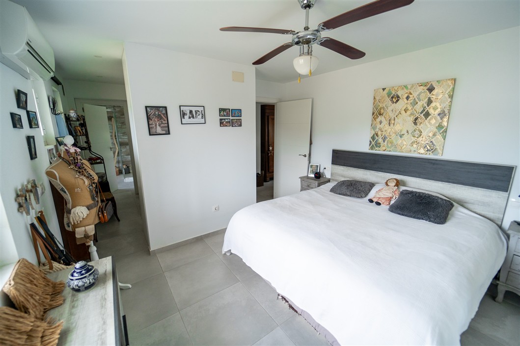 EKSKLUSIV RENOVERT VILLA MED BASSENG OG UTSIKT I LA SIESTA, TORREVIEJA