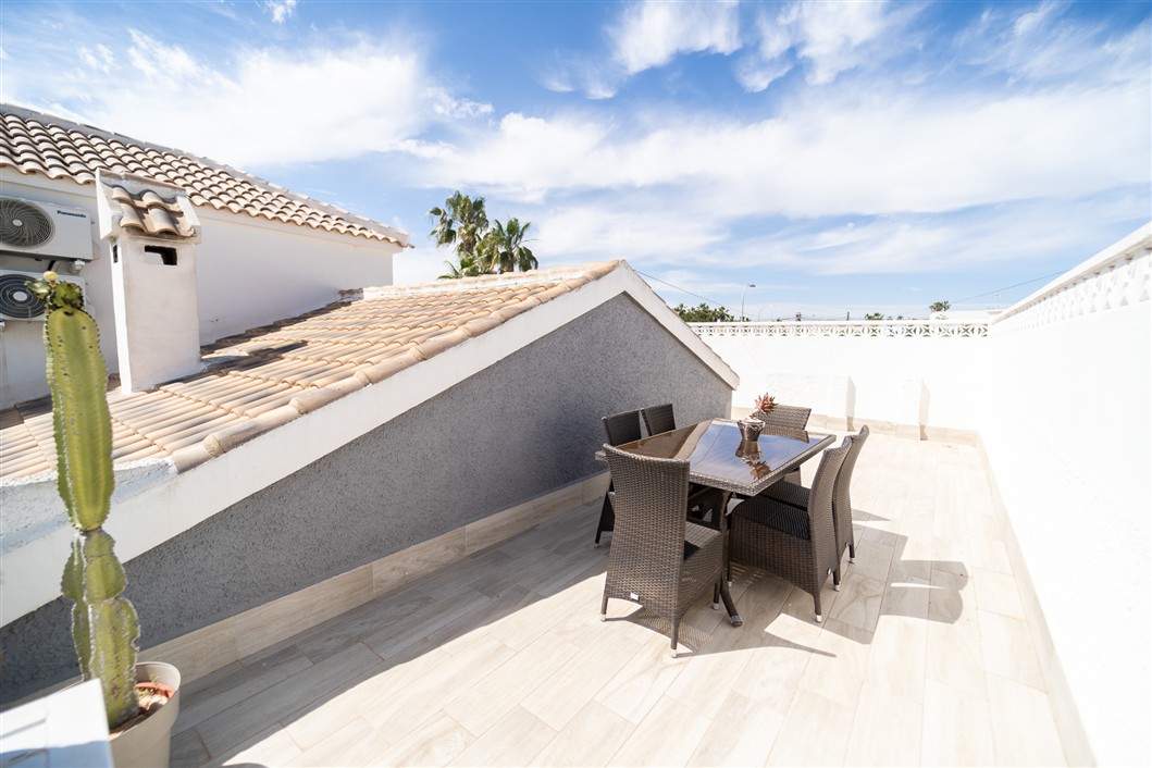 EKSKLUSIV RENOVERT VILLA MED BASSENG OG UTSIKT I LA SIESTA, TORREVIEJA