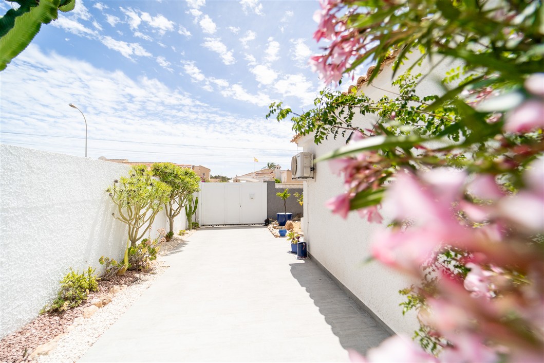 EKSKLUSIV RENOVERT VILLA MED BASSENG OG UTSIKT I LA SIESTA, TORREVIEJA