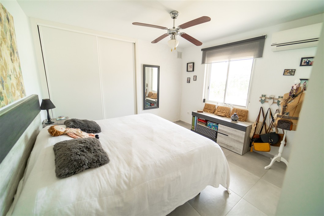 EKSKLUSIV RENOVERT VILLA MED BASSENG OG UTSIKT I LA SIESTA, TORREVIEJA