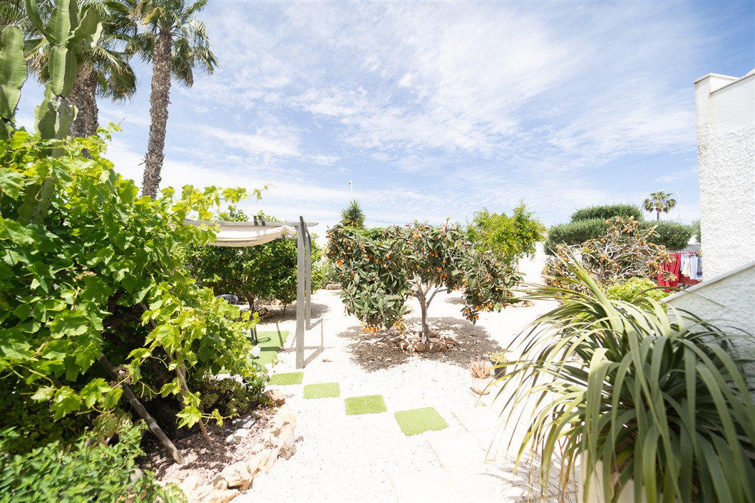 EKSKLUSIV RENOVERT VILLA MED BASSENG OG UTSIKT I LA SIESTA, TORREVIEJA