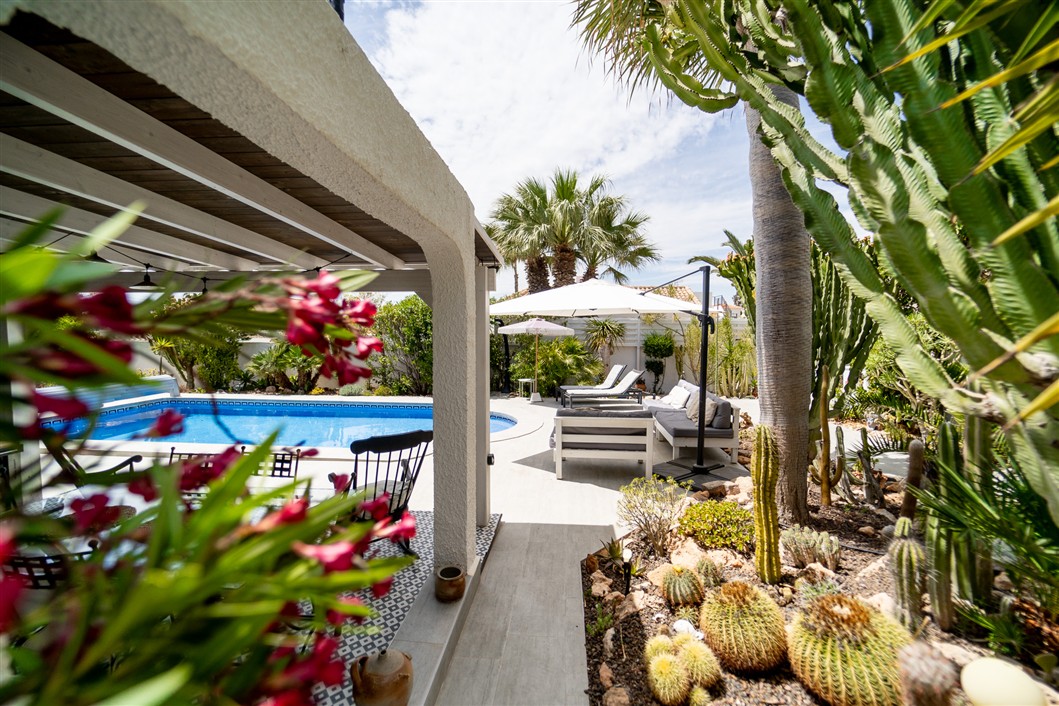 EKSKLUSIV RENOVERT VILLA MED BASSENG OG UTSIKT I LA SIESTA, TORREVIEJA