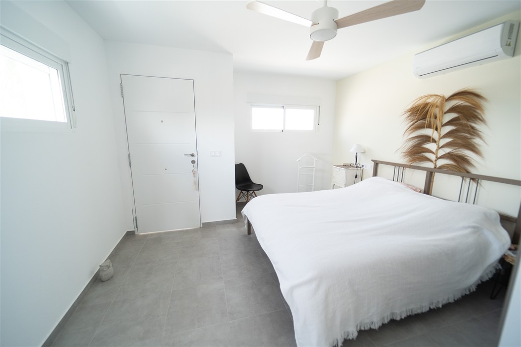 EKSKLUSIV RENOVERT VILLA MED BASSENG OG UTSIKT I LA SIESTA, TORREVIEJA