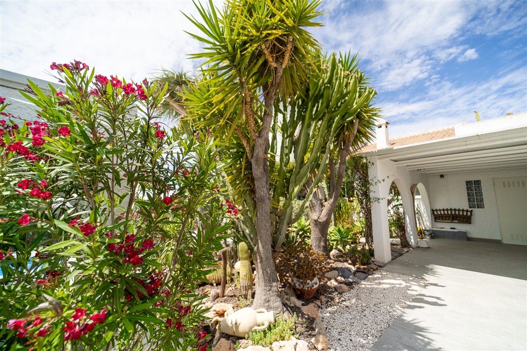 EKSKLUSIV RENOVERT VILLA MED BASSENG OG UTSIKT I LA SIESTA, TORREVIEJA