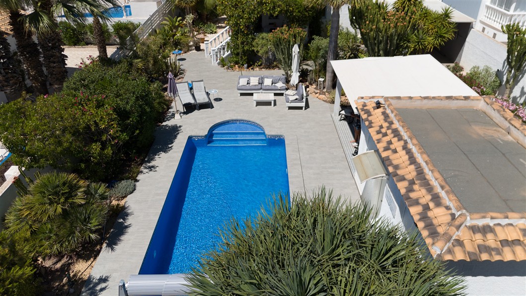 EKSKLUSIV RENOVERT VILLA MED BASSENG OG UTSIKT I LA SIESTA, TORREVIEJA