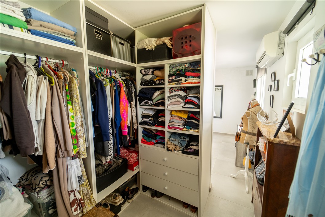 EKSKLUSIV RENOVERT VILLA MED BASSENG OG UTSIKT I LA SIESTA, TORREVIEJA