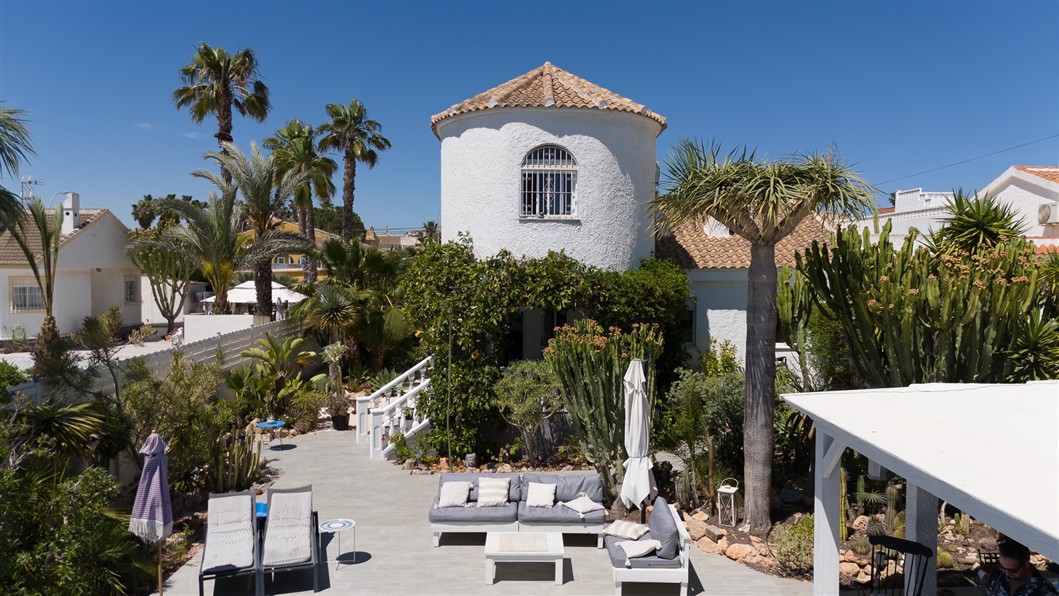 EKSKLUSIV RENOVERT VILLA MED BASSENG OG UTSIKT I LA SIESTA, TORREVIEJA