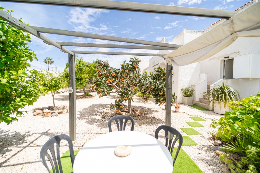 EKSKLUSIV RENOVERT VILLA MED BASSENG OG UTSIKT I LA SIESTA, TORREVIEJA